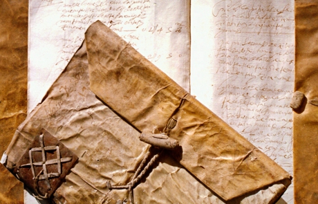Detalle de uno de los libros de piel de cordero custodiado en el Ayuntamiento de Navarredonda de Gredos por su valor histórico. En él se recogen los privilegios de los carreteros reales.